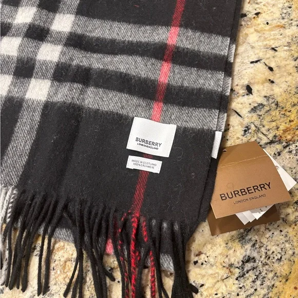 Burberry Black and Red Plaid Wool Scarf NWOT - Picture 2 of 4